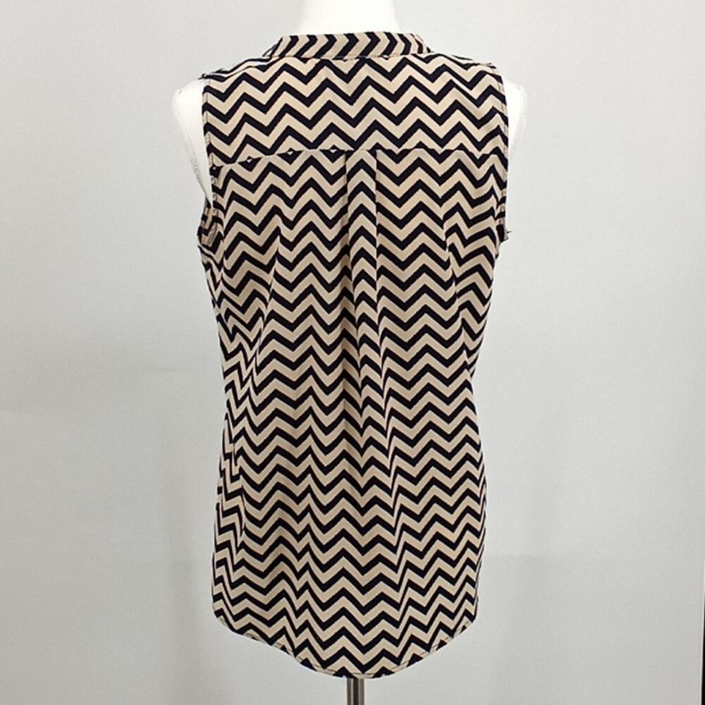Olive & Oak Women's Navy & Tan Chevron Stripe Sleeveless V Neck Top Size Medium - Picture 7 of 11